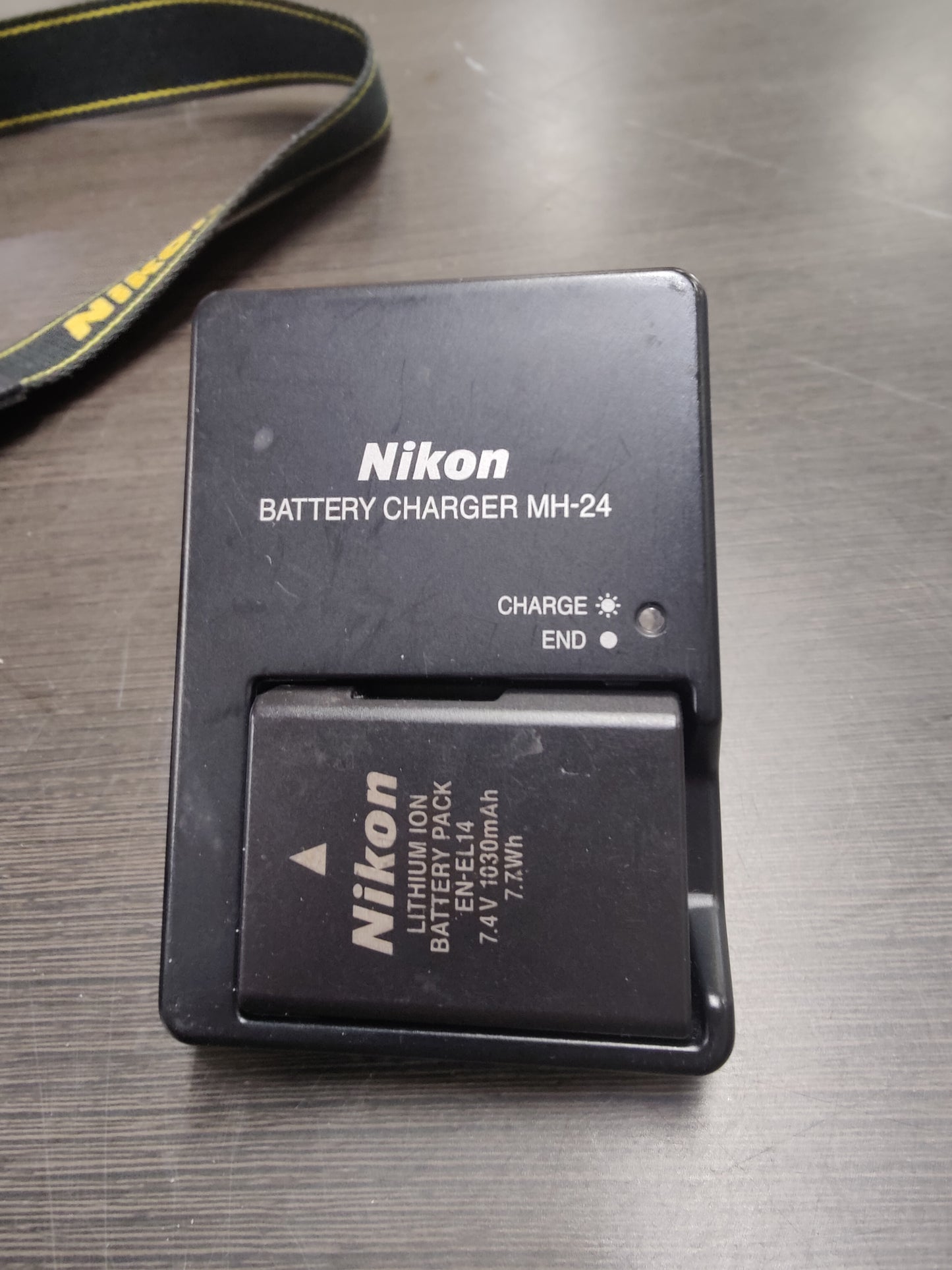 Nikon D3100, vara-akulla ja laturilla